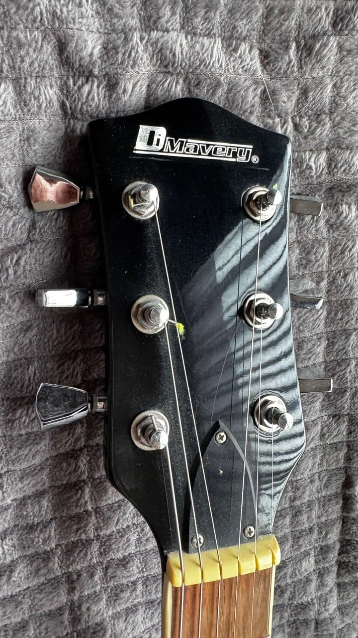 Gitaar: Dimavery model Gibson Les Paul