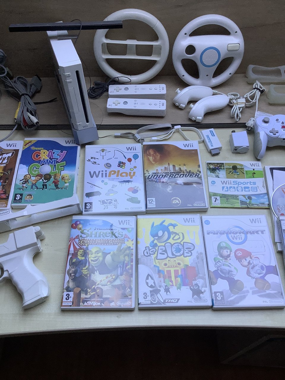 Nintendo Wii met 2 controllers, 2 stuurtjes en veel spellen.