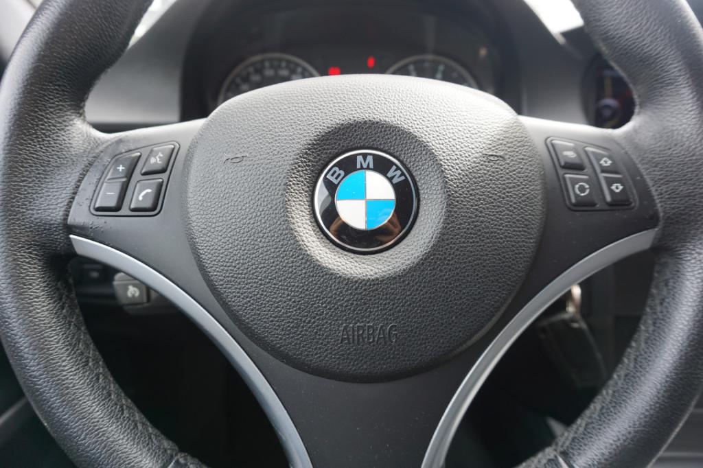 BMW 3-serie 316i business line airco / navi / cruise / carplay / parkeers. 