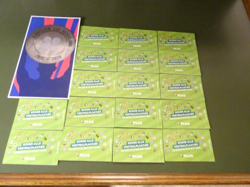 17 ongeopende PLUS voetbalplaatjes  + 1  XXL sticker voor € 5,00