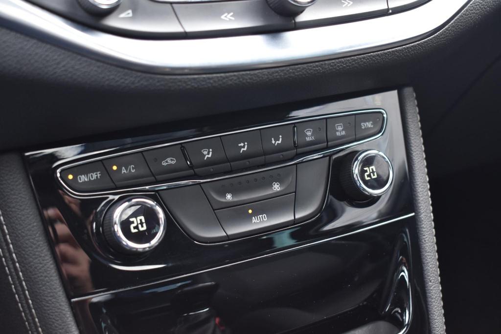Opel Astra 1.4 innovation | panoramadak | trekhaak | climate control | crui