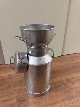 Oude melkbus met teems (melkzeef)