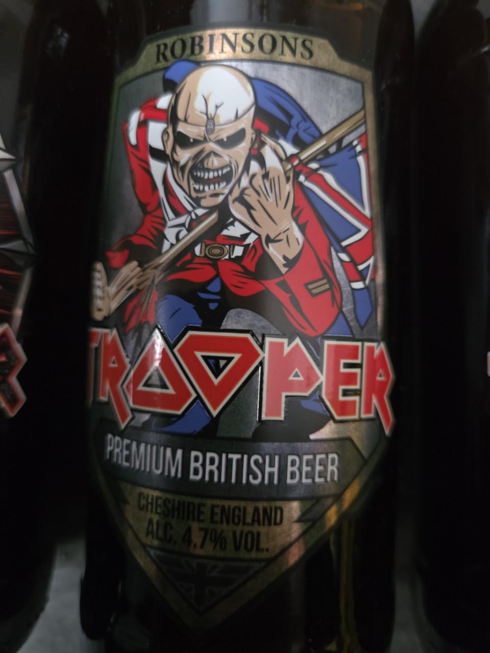 3 flesjes Trooper bier, ontwikkeld in samenwerking met de band Iron Maiden