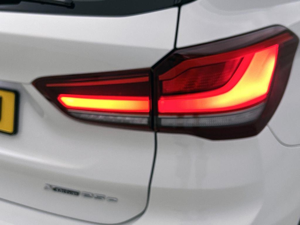 BMW X1 xdrive25e high executive | automaat | leder | parkeer sensoren | nav