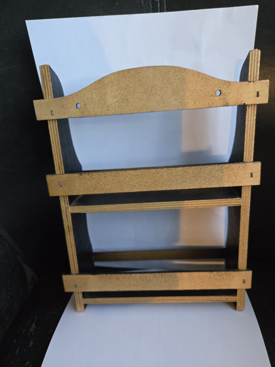 Houten rekje voor kruiden H25 x B 20 x D 7 cm.
