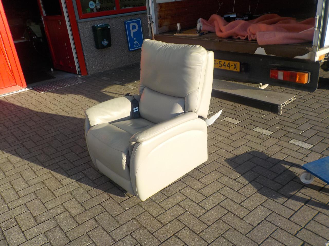 Leren elektrische sta-op relax fauteuil met lende steun in goede staat