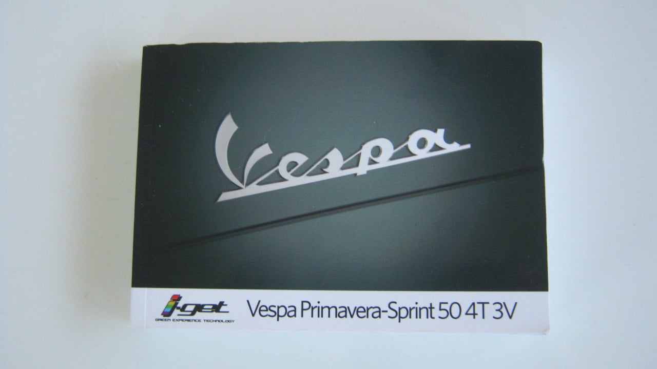 NIEUW VESPA BOEKJE IGET  VOOR 15 EURO