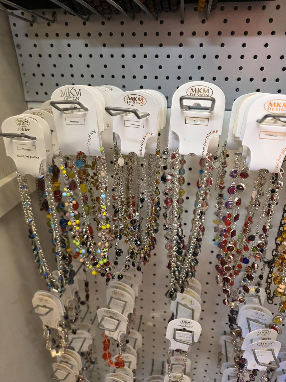 Partij  armbanden en  ketting