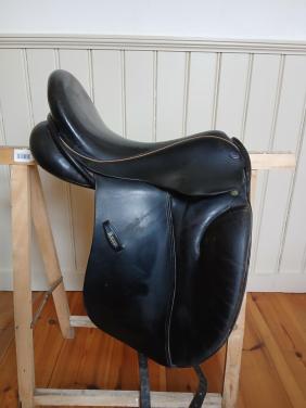 Dressuurzadel van Euroriding, type Luxor 17,5 inch