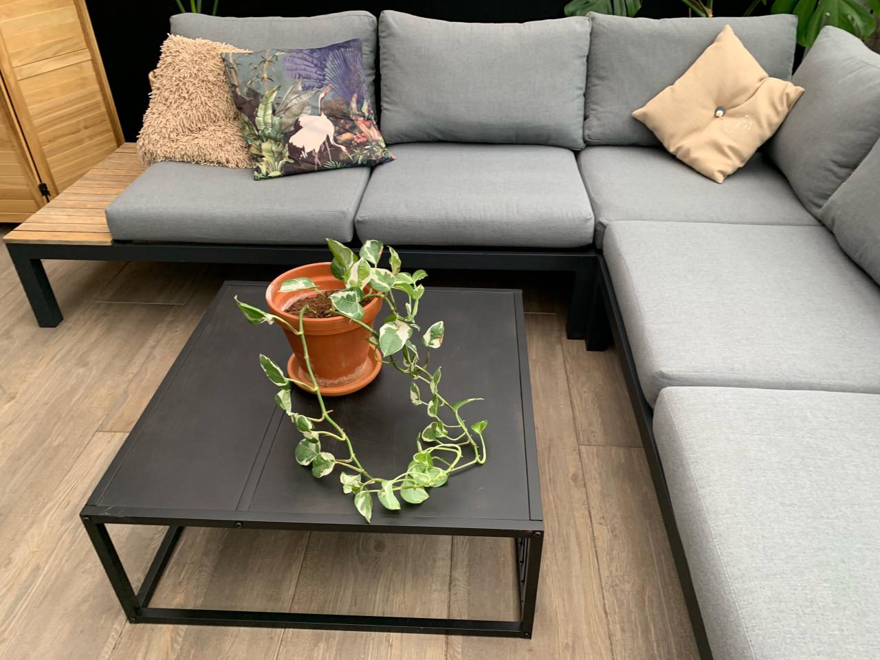 .loungeset alminium met naturel hout, kussens en tafel.