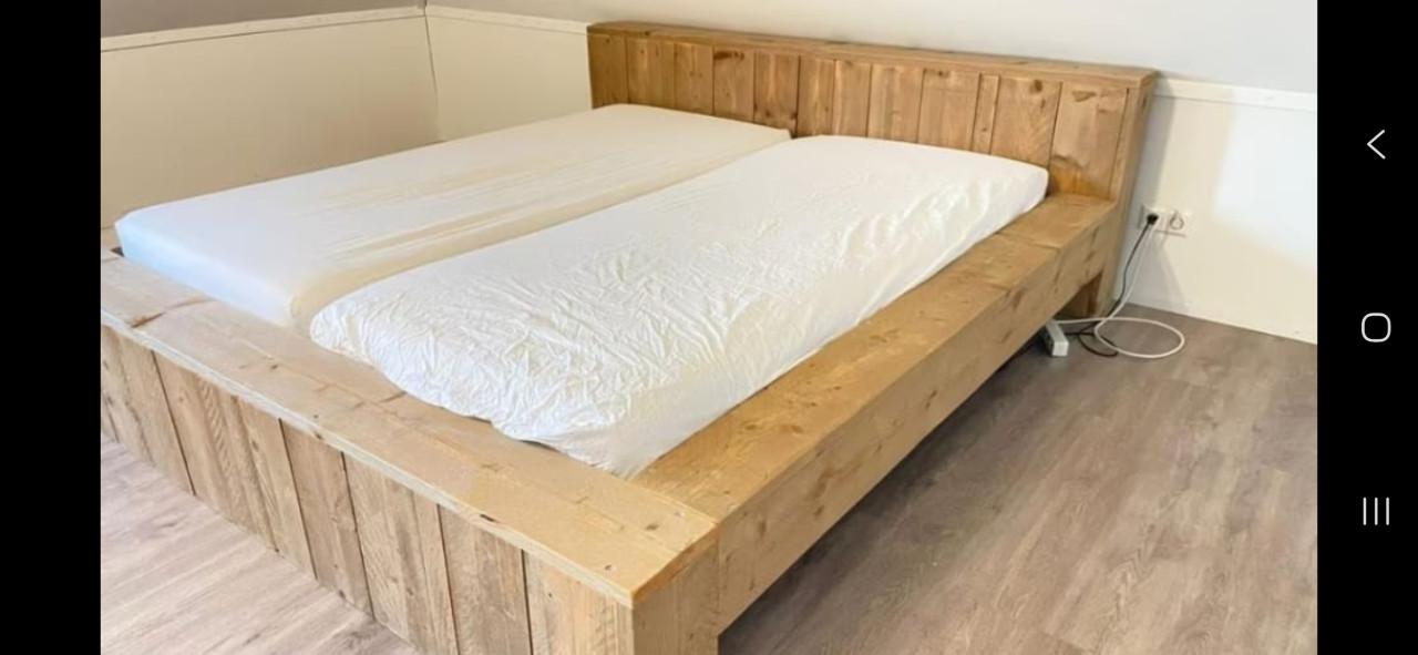 Tweepersoonsbed van steigerhout 180 bij 200
