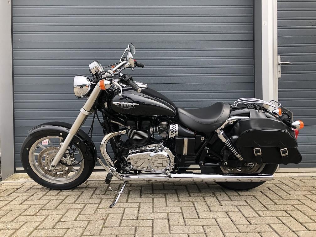 Triumph Bonnenville America uit 2008 met 27 dkm, lederen koffers etc €4250