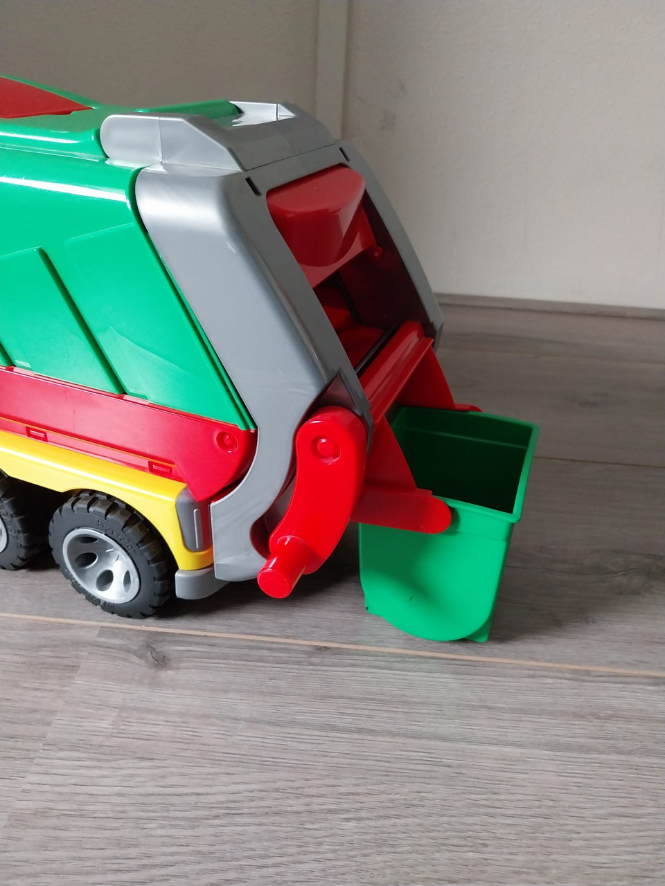 Bruder roadmax vuilniswagen speelgoed