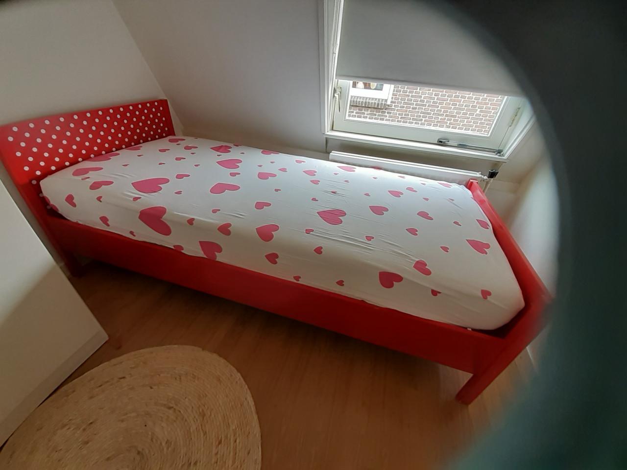 1 Persoons bed 90 x 200 met lattenbodem (in goede staat) € 40,-