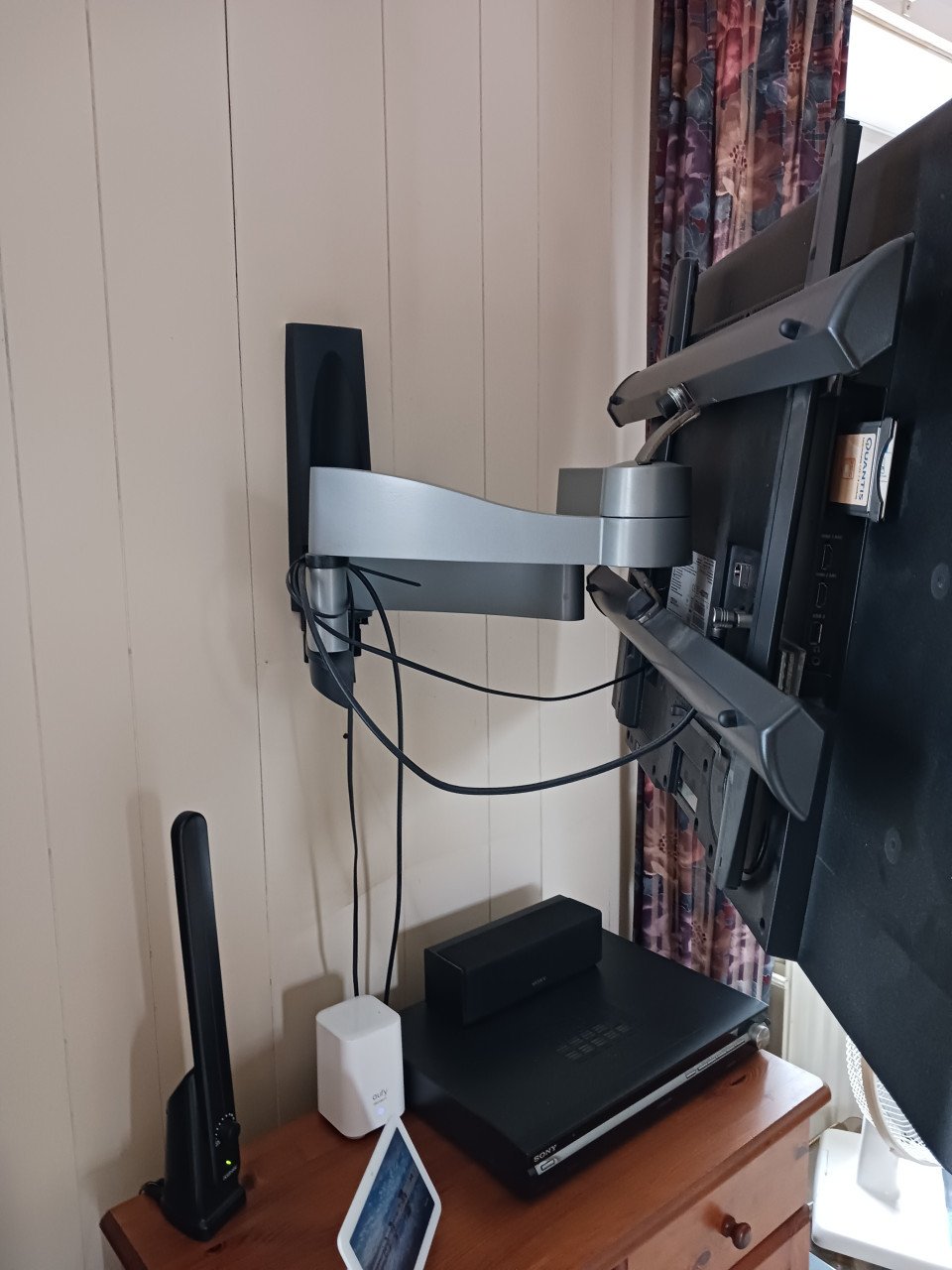 Televisie 90 cm met sterke draai en kantelbare wand steun.