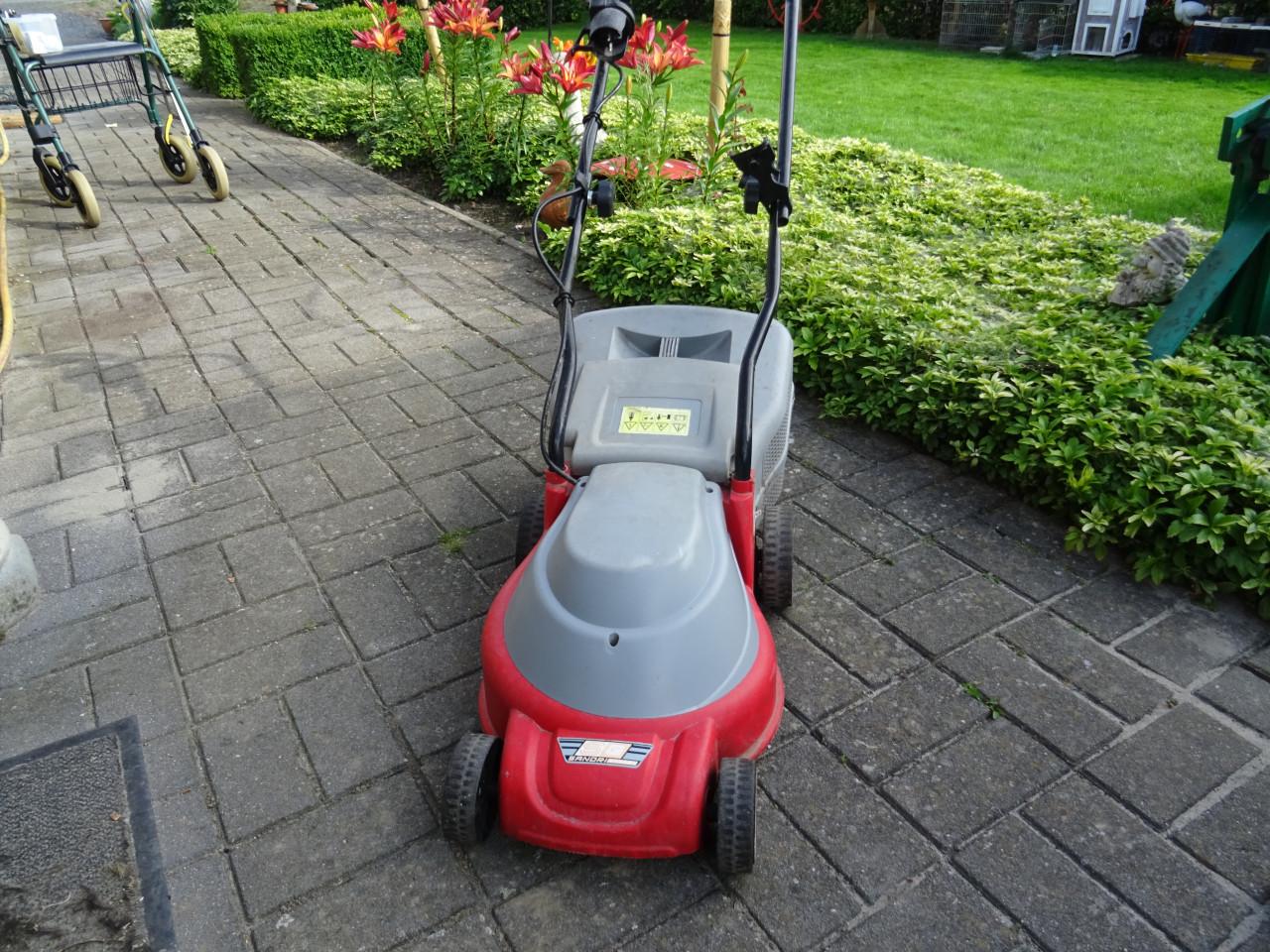 Te koop gazon maaier op 220 volt de stekker er in en maaien