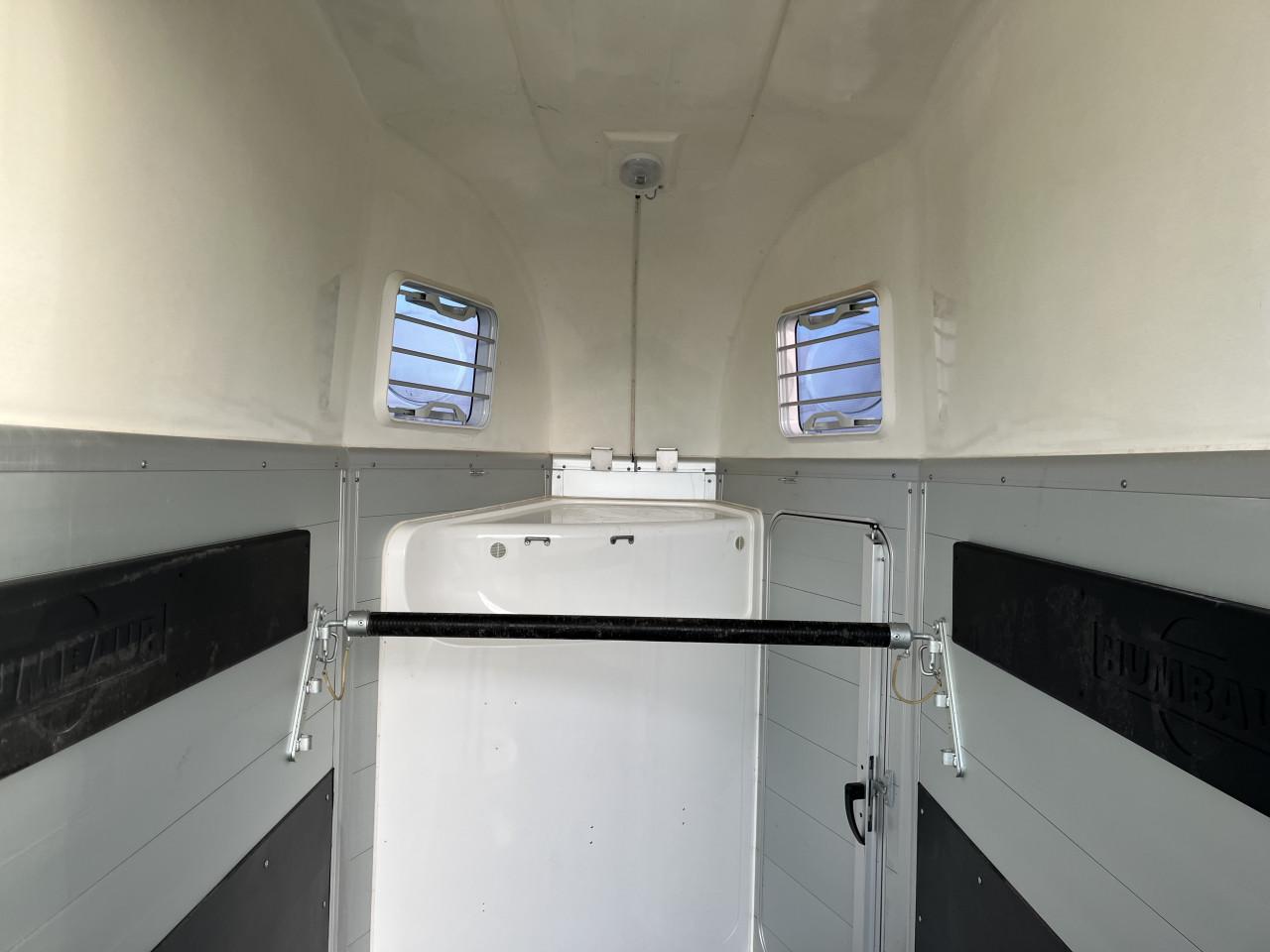 Zo goed als nieuwe aluminium Humbaur Single met zadelkamer