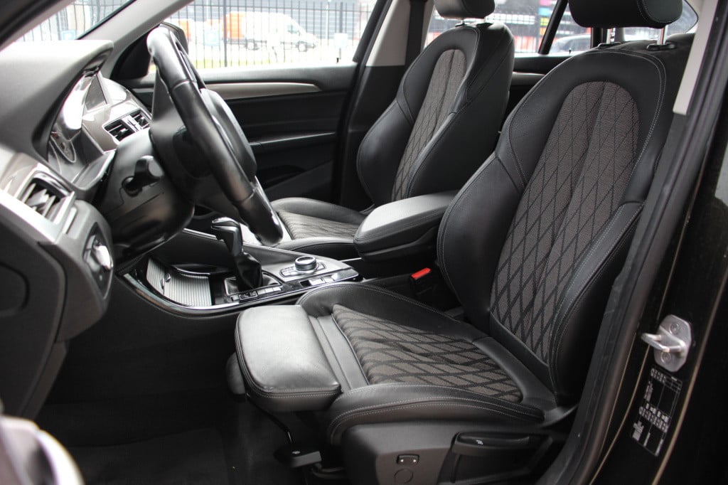 BMW X1 sdrive20i corporate lease executive | led | half leder | pdc |