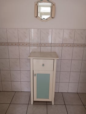 Kastje met bijbehorende spiegel met borstels.