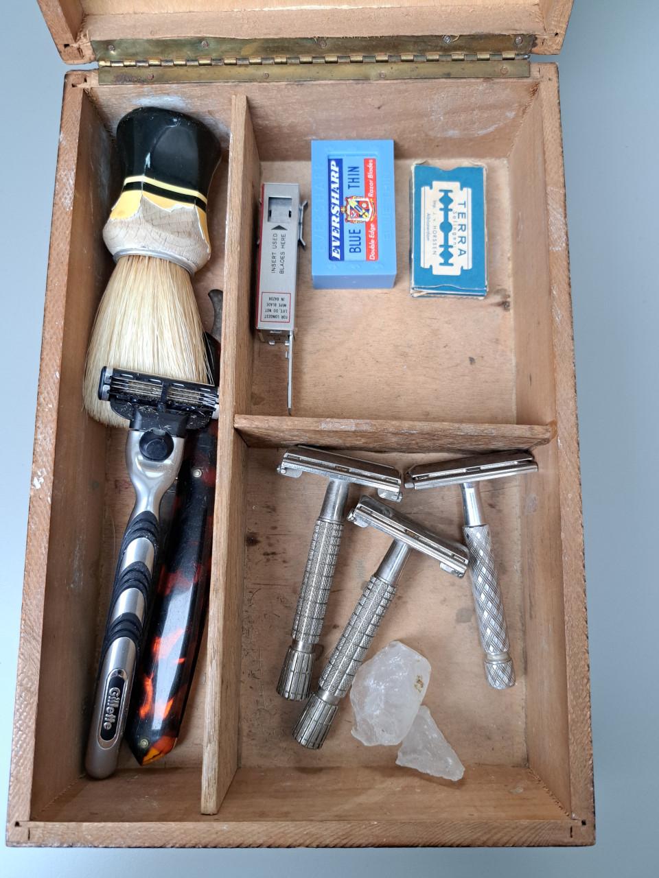 Vintage houten scheerdoos met spiegel en vakverdeling compleet.
