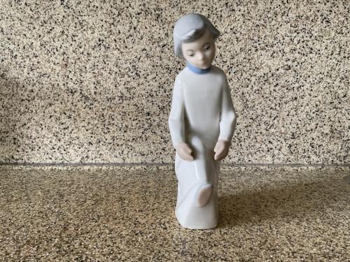 Porceleinen beeldje.  Hoog: 22 cm.   REX. Valencia.  Hand made in Spain.