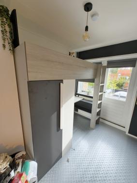 Hoogslaper met bureau en kledingkast