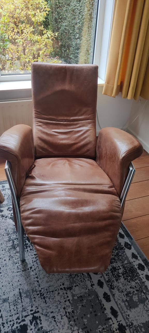 Bank met relax fauteuils en hocker