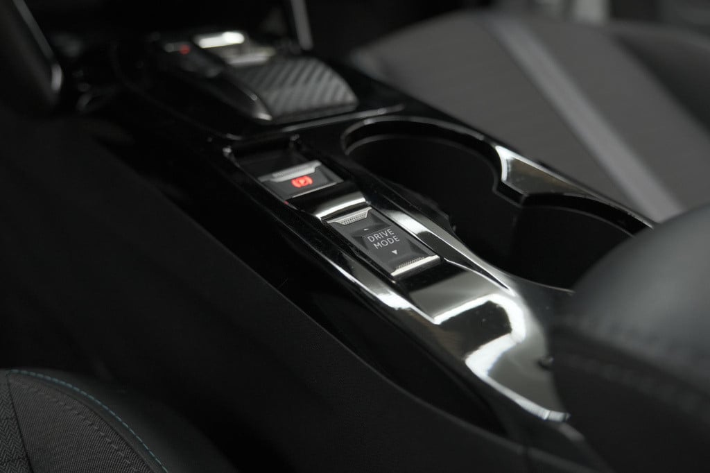 Peugeot 2008 puretech 130 eat8 allure | parkeersensoren | navigatie | apple