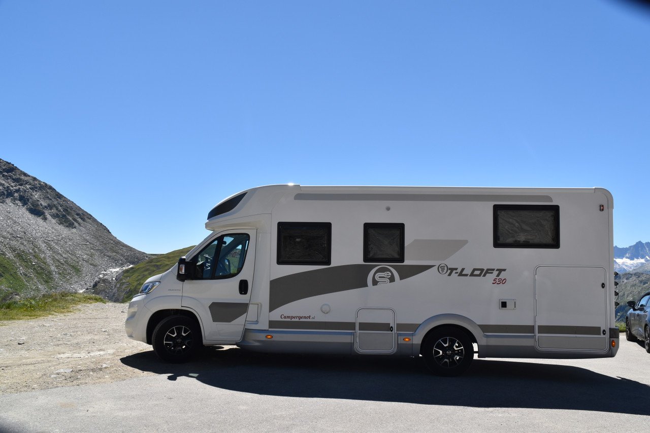 Te Koop: jonge half-integraal camper!