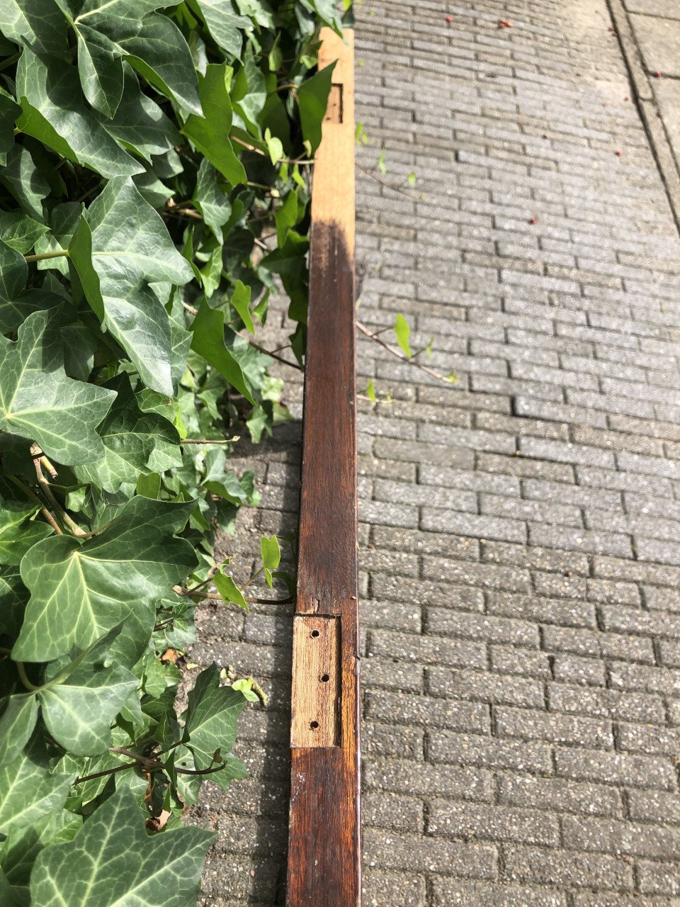 Houten convector rooster teak en raamkozijn meranti