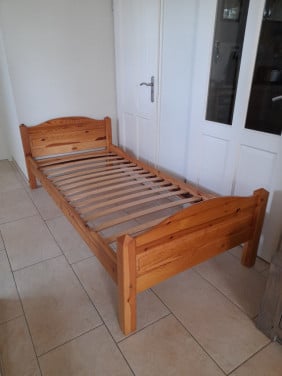 Massief houten 1persoons bed 90 x 200 (in goede staat )