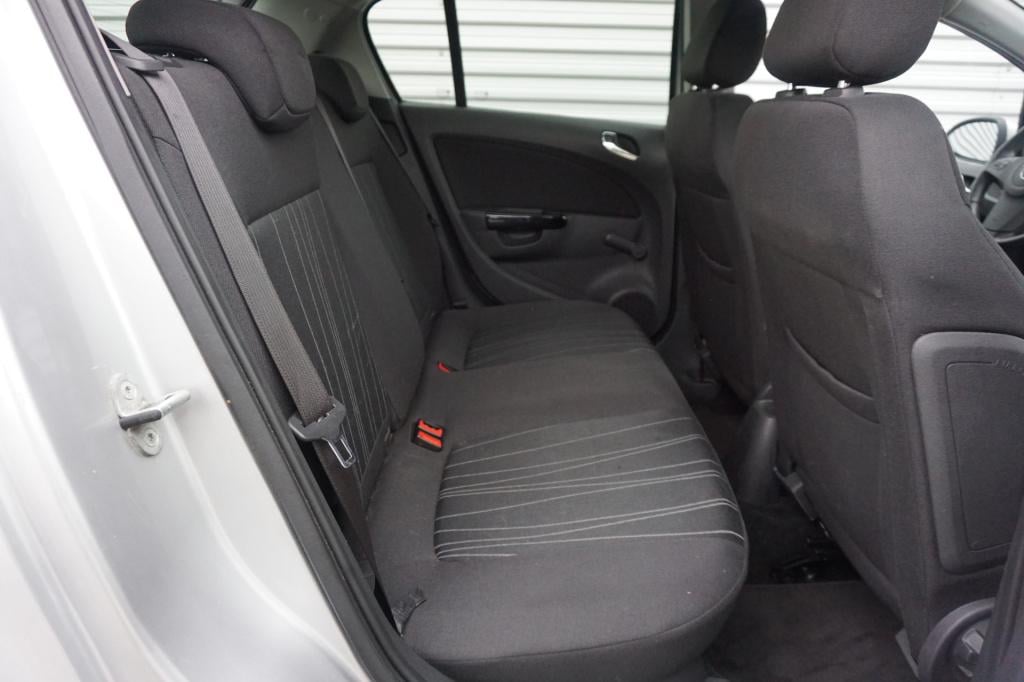 Opel Corsa 1.4-16v airco / navi / cruise / stoelverw. / parkeers. / elektr.