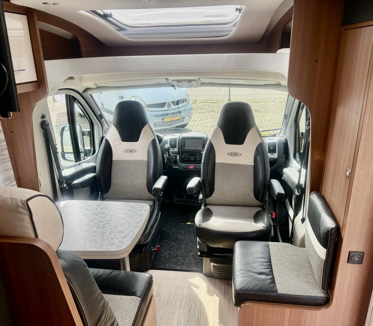 LMC Breezer V646G (Lengtebedden, Nieuwstaat, Dakairco!!)