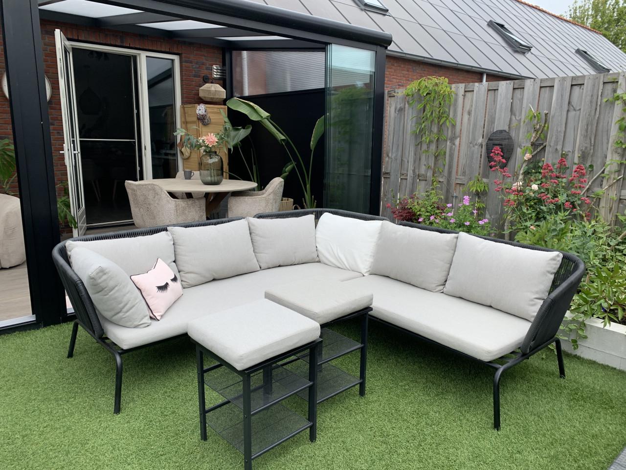 Aluminium loungeset zwart, met 2 tafels, en kussens.