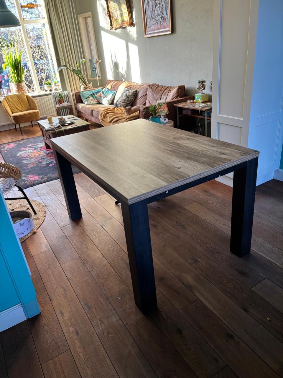 Eettafel L= 140 centimeter  B= 90 centimeter  H = 78 centimeter