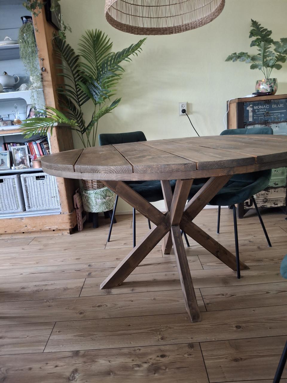 Steiger houten eettafel met 4 velvet stoelen