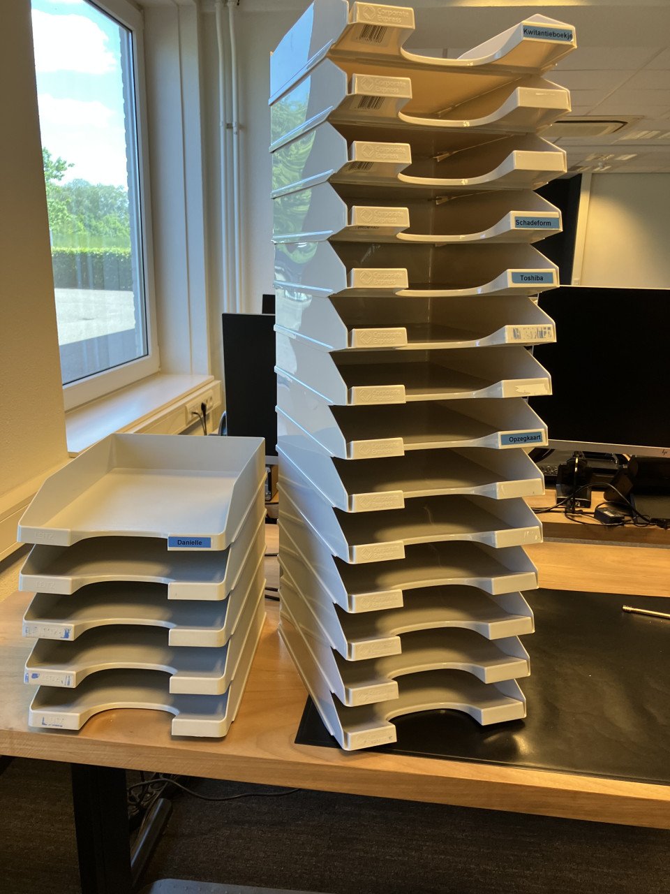 Te koop diverse grijze brievenbakjes in goede staat