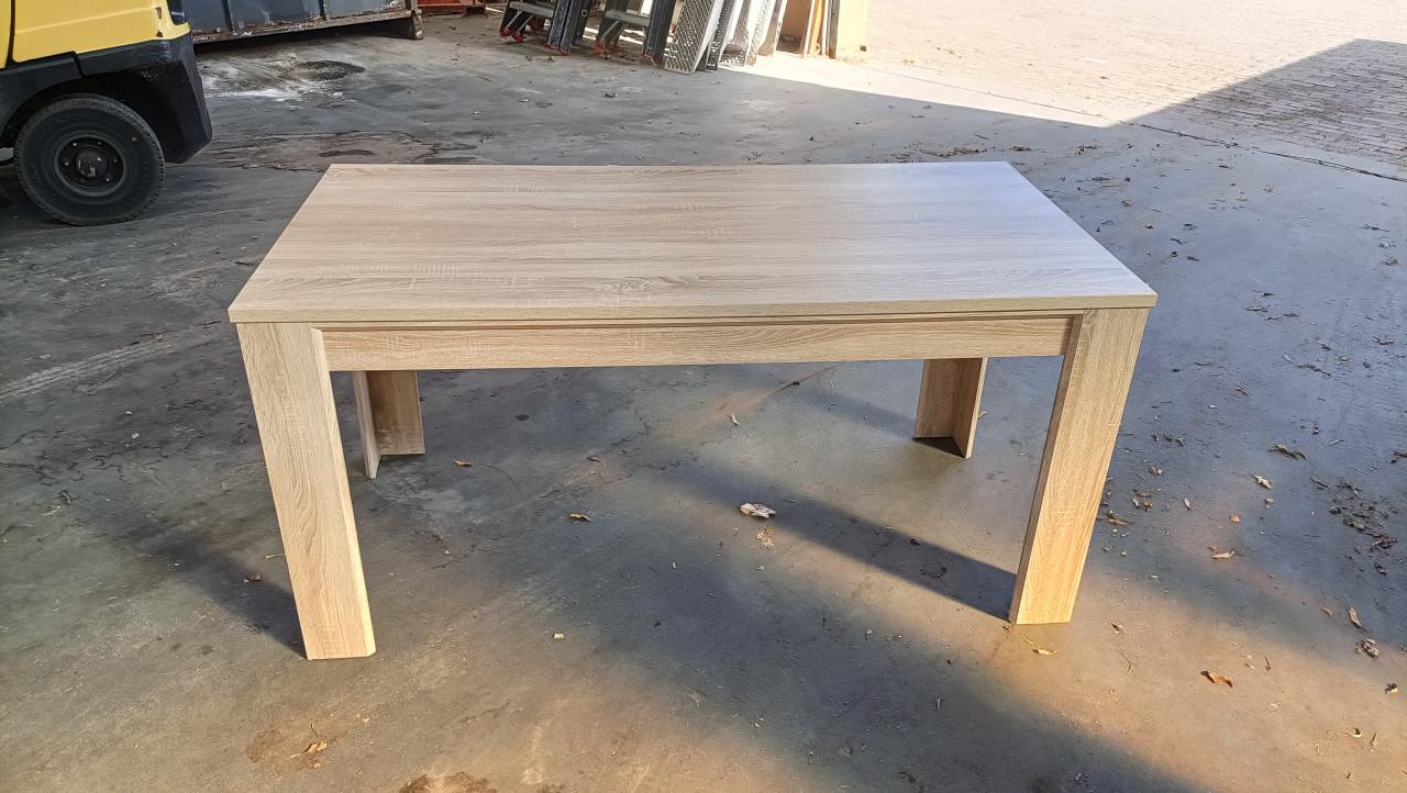 Koopje; Mooie stevige houten (fineer) eettafel. Maten 160 x 80 cm. H 78 cm