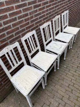 6 leuke witte houten stoeltjes