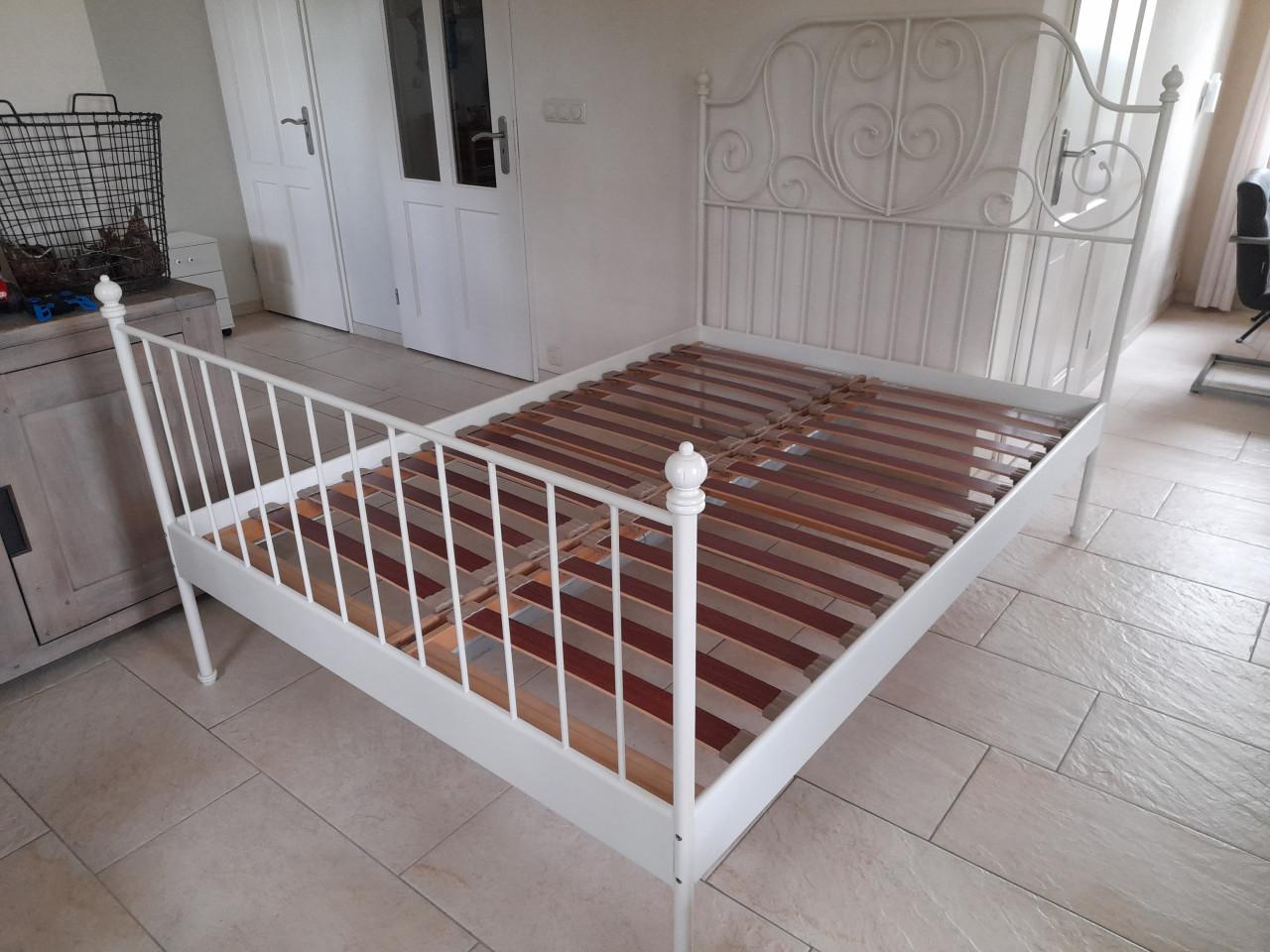 Metalen Bed 140 x 200 (in goede staat )