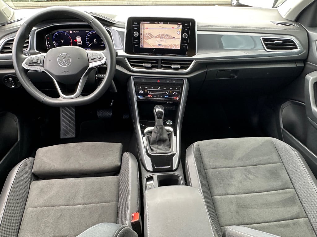 Volkswagen T-roc 1.5 tsi 150pk dsg style | trekhaak | navi | iq light | ada