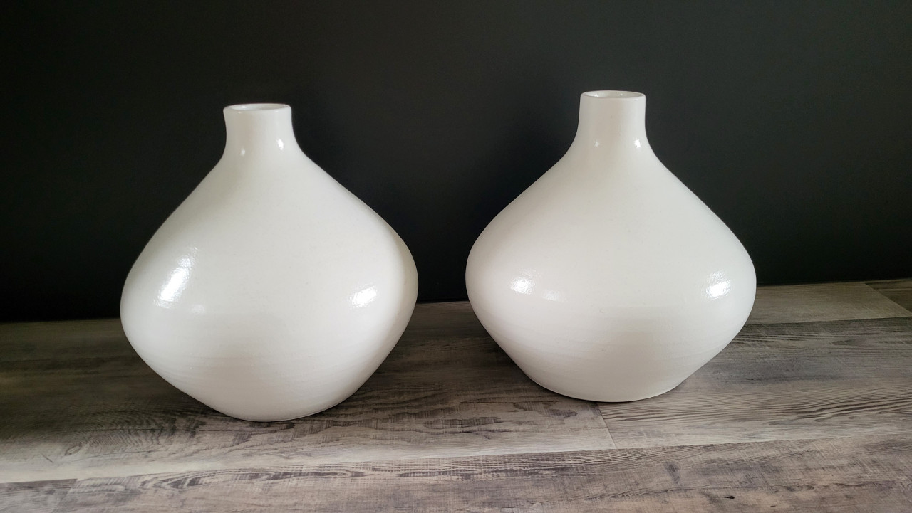2 Witte vazen (30 x 30 cm)