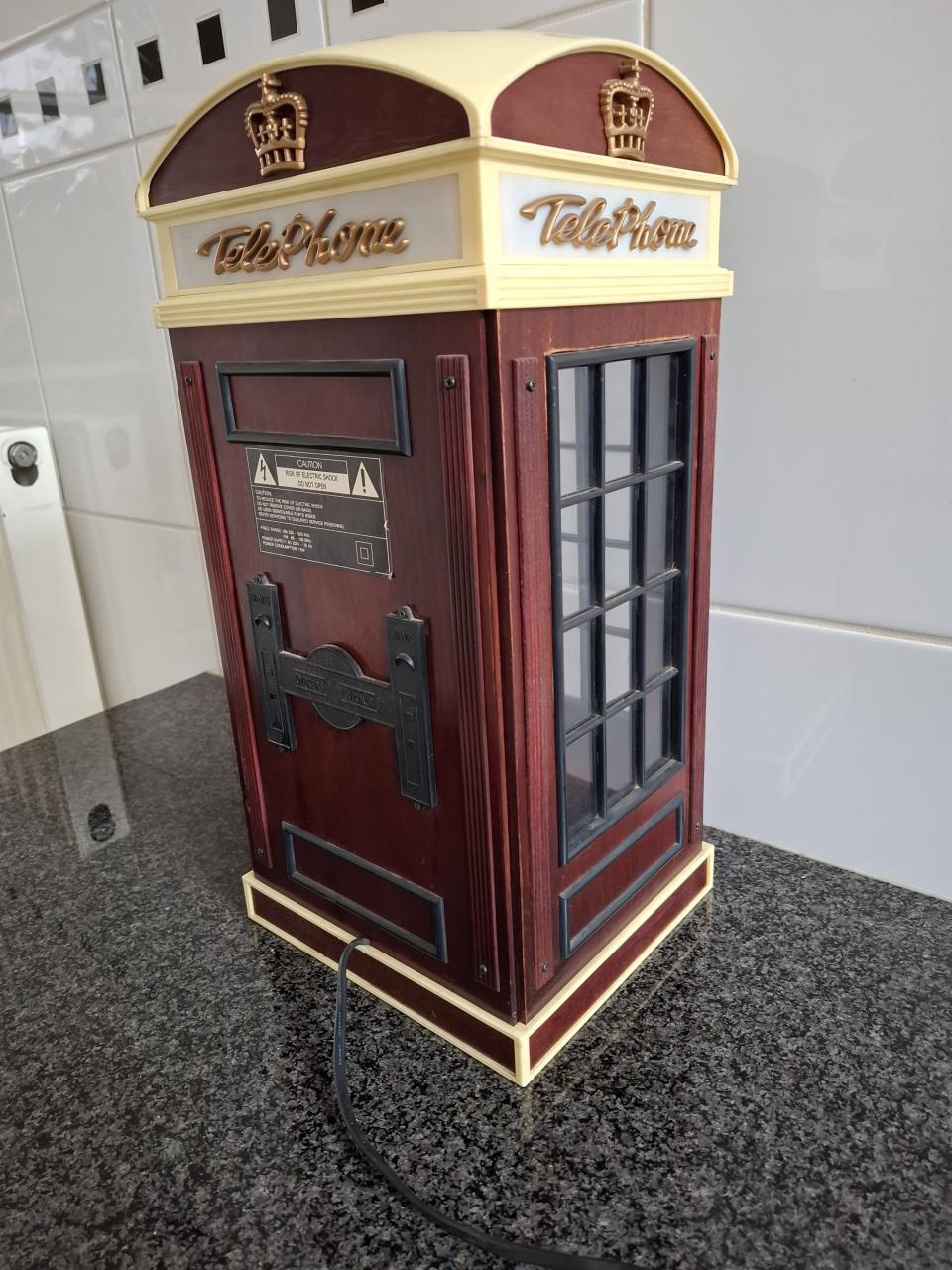 Zeer apart: radio in de vorm een oude telefooncel