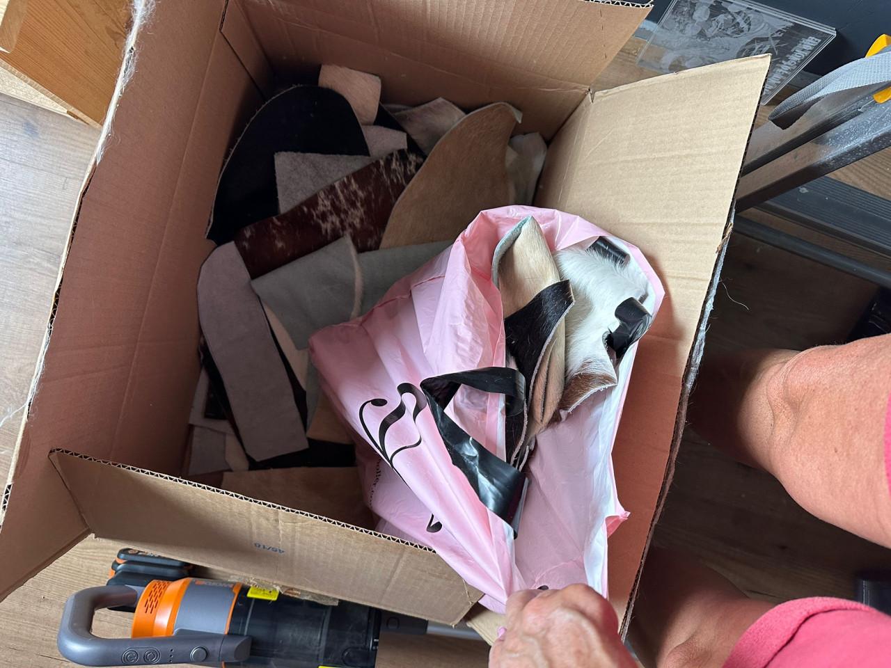 Doos vol met lapjes koeienhuid