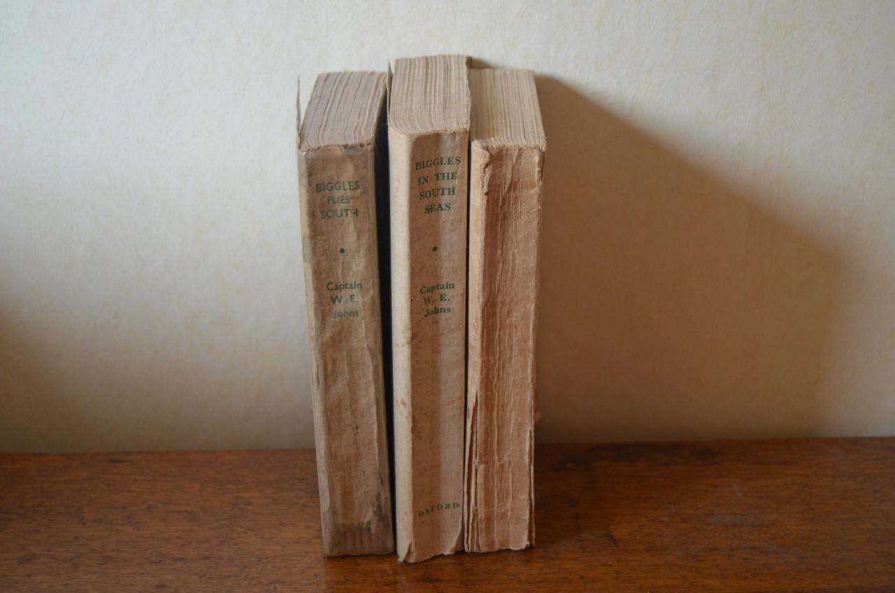 Diverse 'Pyramid' Biggles 80 - 90 jaar oud!