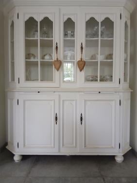 Witte vitrinekast
