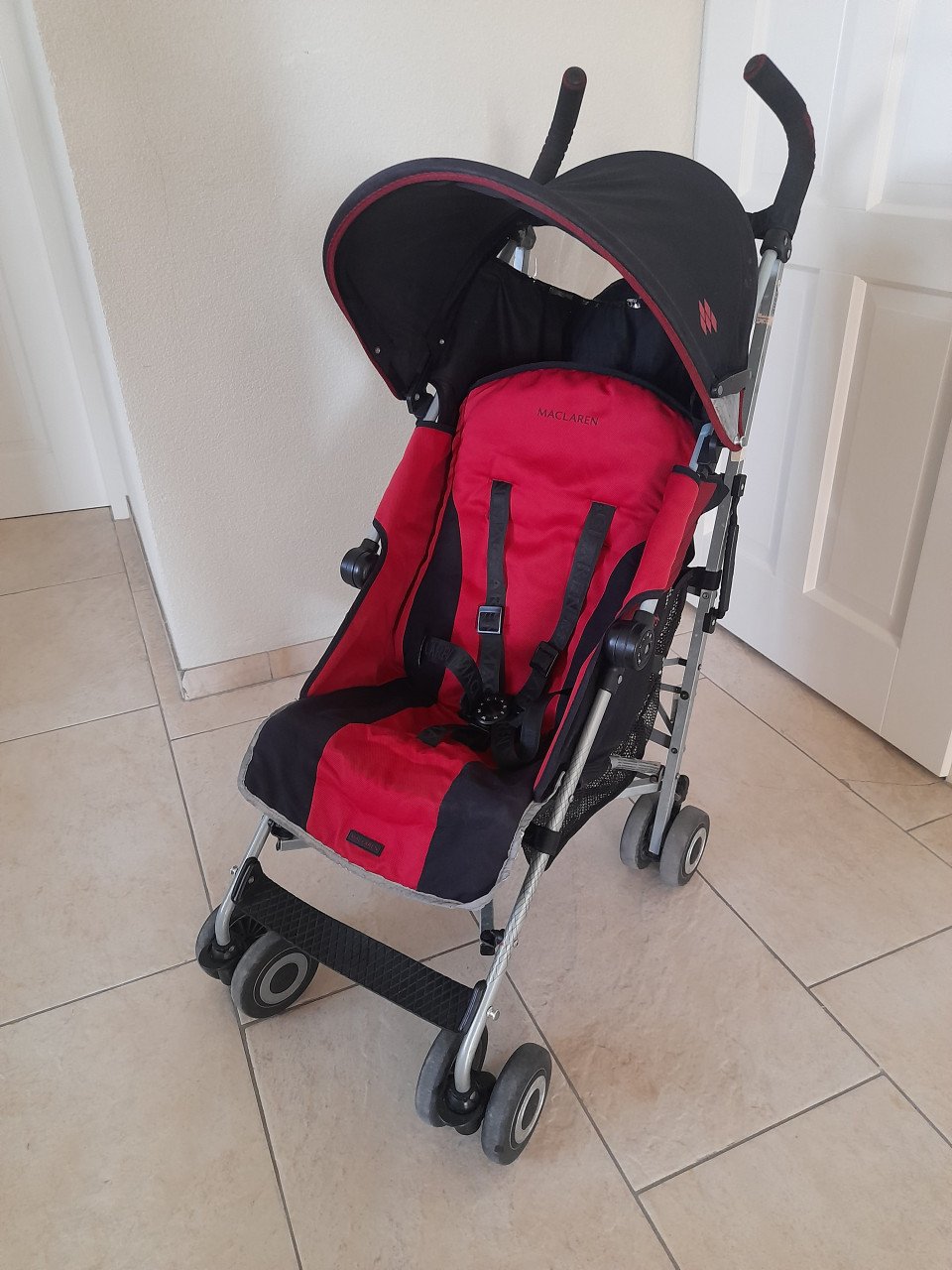 Maclaren  buggy (in goede nette staat ) met regenhoes