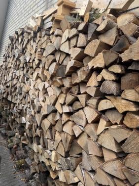Droog open haardhout gekliefd én in stukken