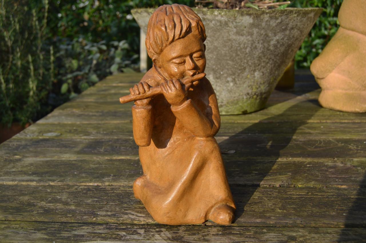Beeldje fluitspelend kind papier maché???