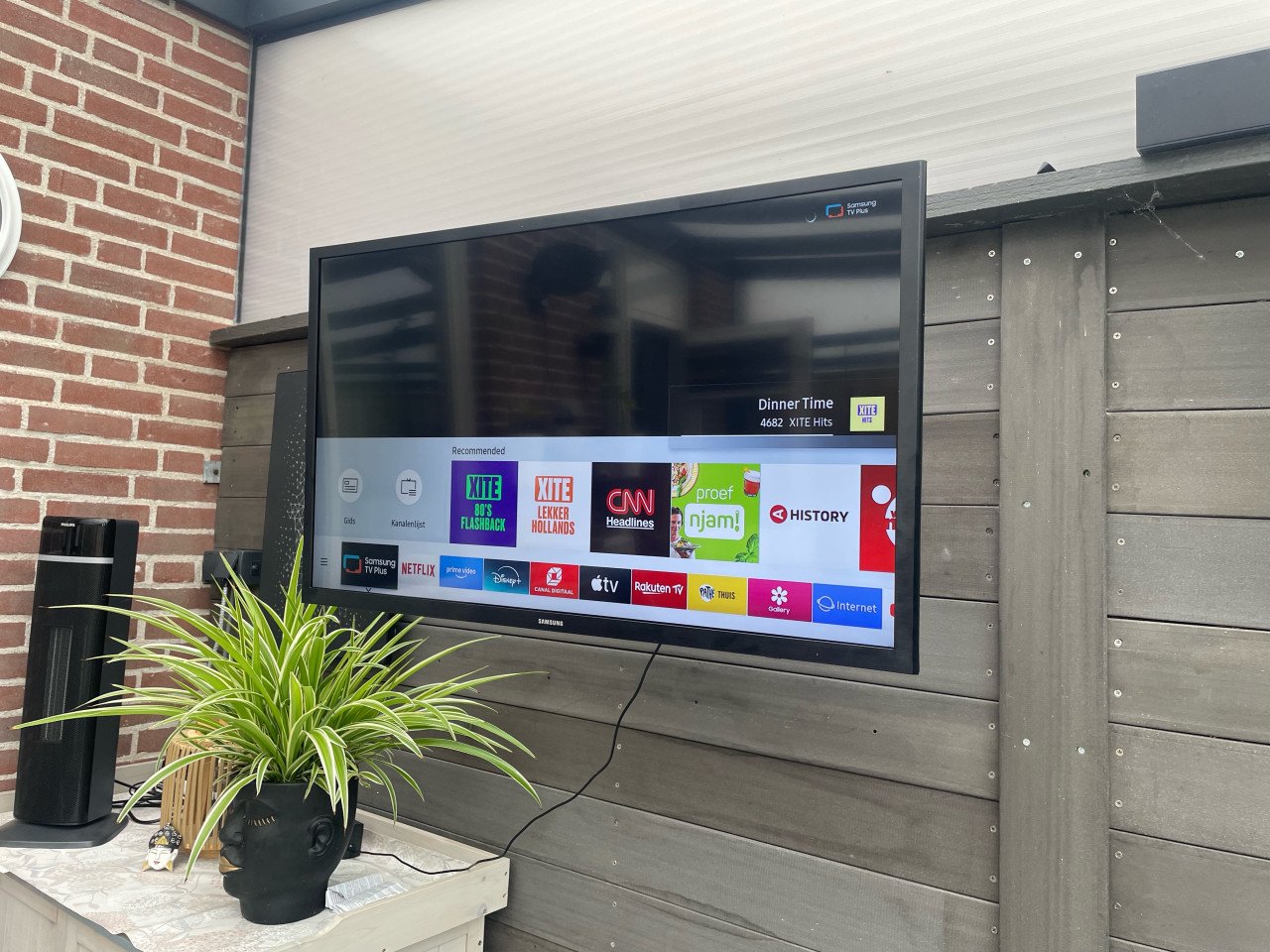 Samsing 5 serie smart tv met een wandbeugel van Vogel